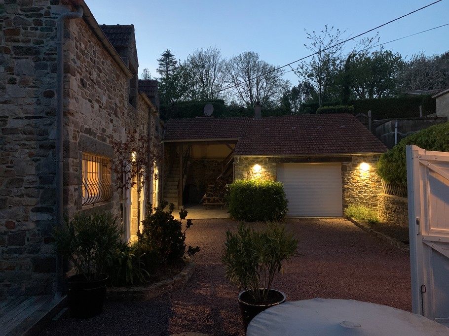 cour intérieur le soir