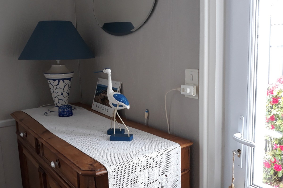 la télévision peut être positionnée dans la chambre à votre demande