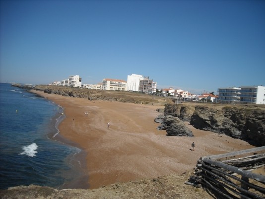 Plage des "bussoleries"surveillée l'été(avec bassin d'eau de mer pour les enfants)