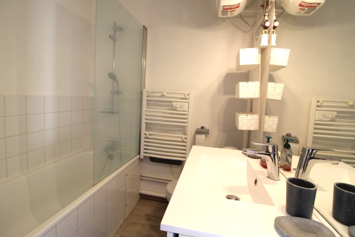 Salle de bain avec baignoire - Studio coquet face au lac de Gérardmer