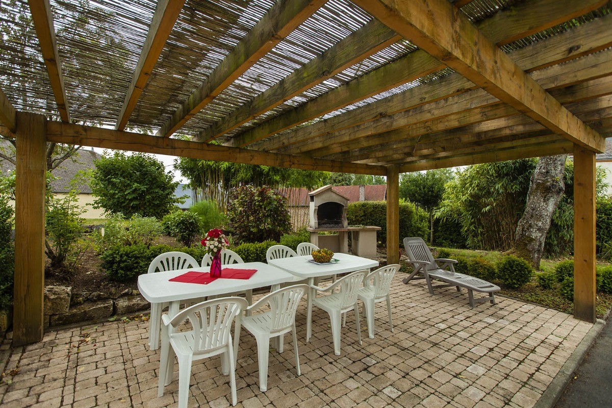 Le Cottage Abel, gîte de groupe avec cheminée dans les Ardennes - barbecue et pergola
