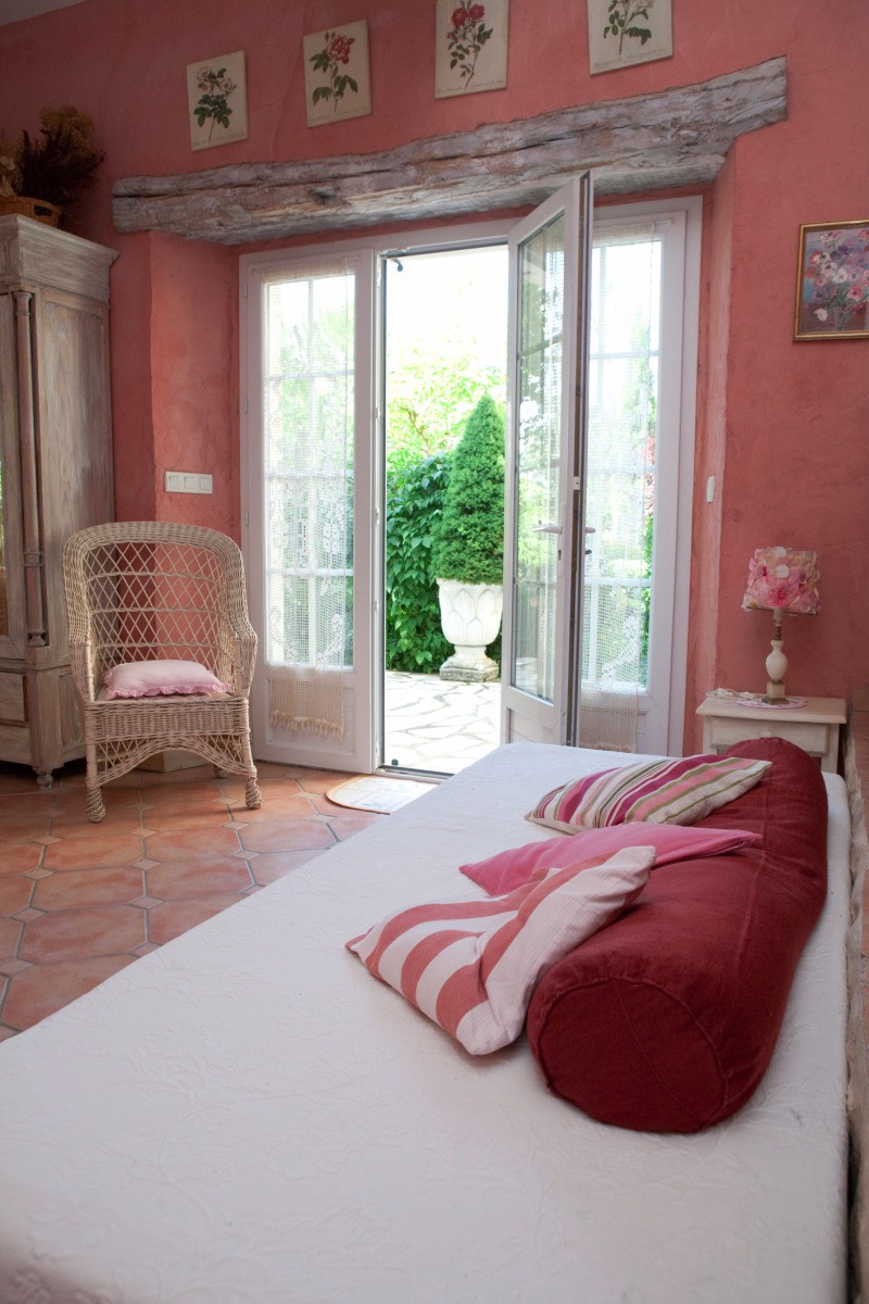 Chambre "Rose" au rez de chaussée- lit en 90 cm donnant de plein pied sur jardin "de curé"