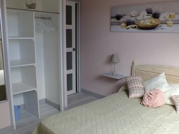 Chambre Port Manec'h avec grand placard et salle d'eau privatif
