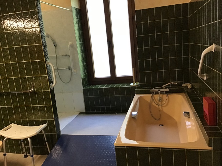Salle de bain PMR