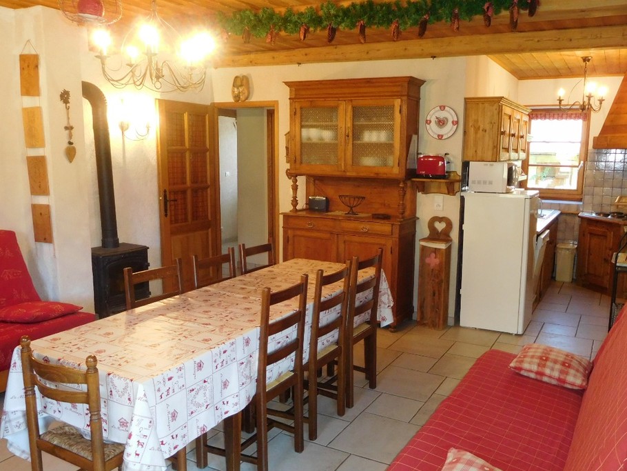 Gite "Chez Paul" hameau en direction de la station de ski de La Toussuire - domaine skiable Les Sybelles en Savoie - pièce de vie