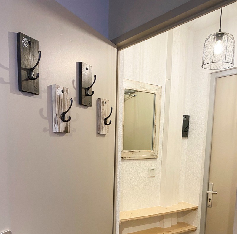 Entrée (sas double porte), étagères pour chaussures et patères à vêtements