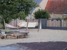 Façade côté cour avec terrasses ombragées. aire de relaxation avec hamacs.