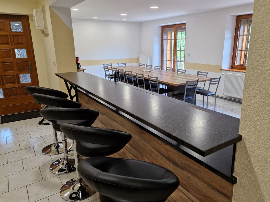 Bar américain sur cuisine équipée et salle à manger - Gîte de la Haute Hardoye (14 pers) dans les Vosges