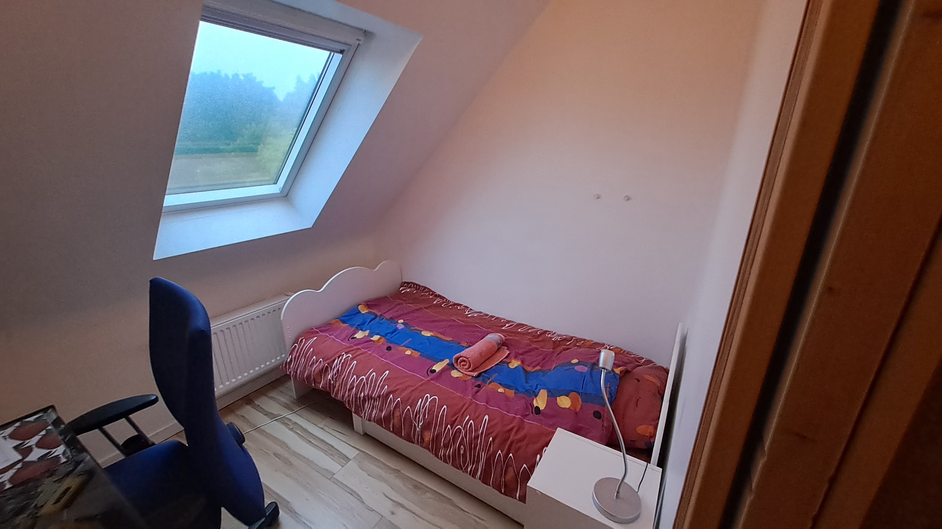 Petit bureau avec lit d'appoint