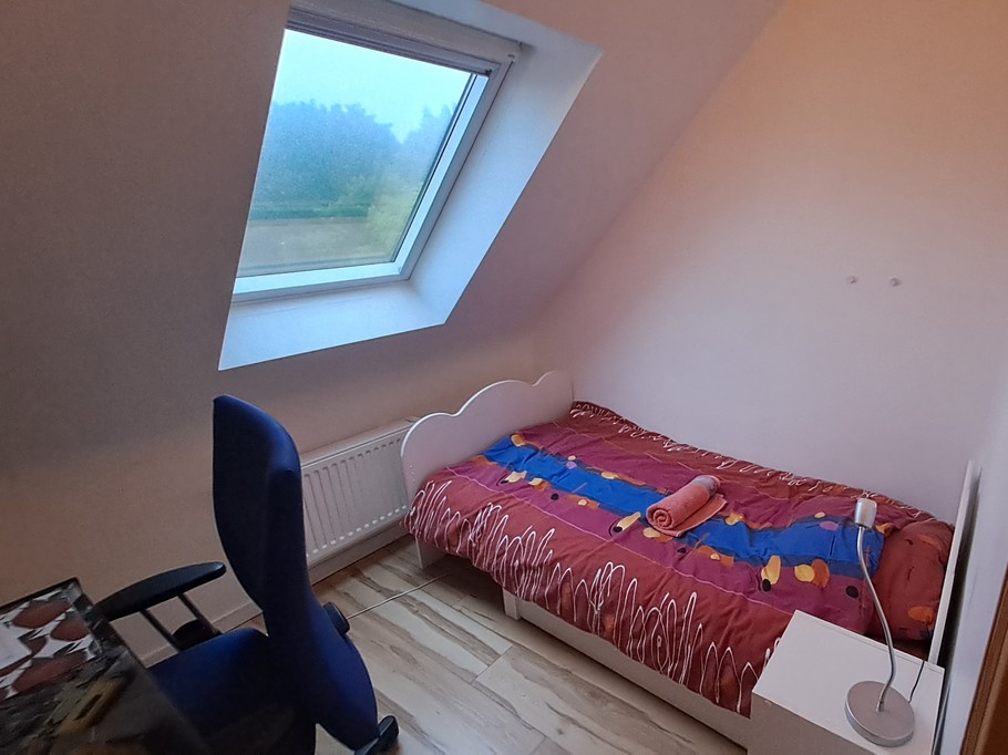 Petit bureau avec lit d'appoint