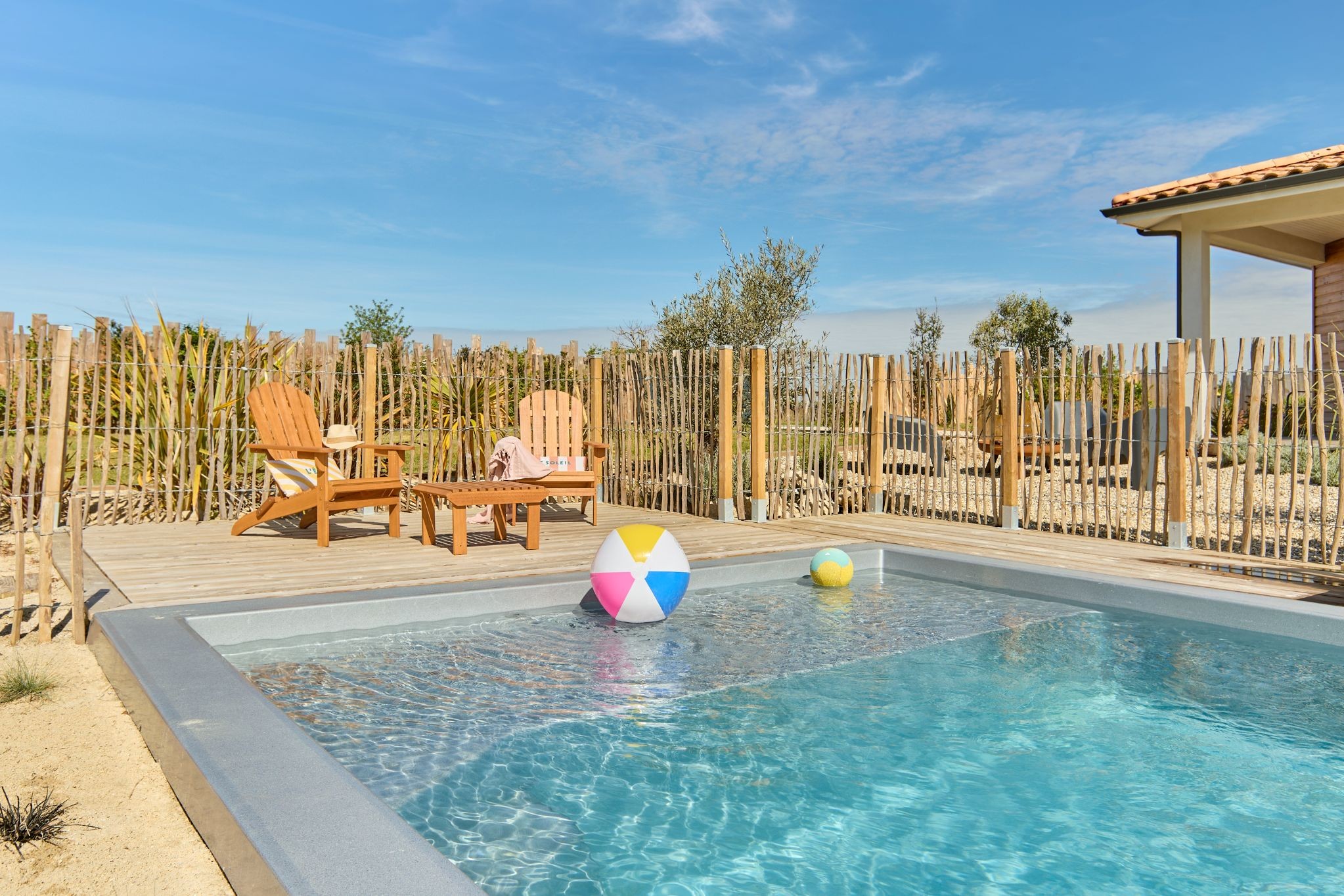 The 3-star Domaine des Sables with heated, secure swimming pool in Cérons, Gironde, surrounded by vineyards