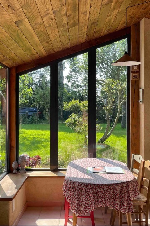 Cuisine indépendante dans la véranda, toute équipée, avec coin repas et accès direct à l'une des 3 terrasses.
