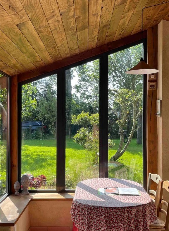 Cuisine indépendante dans la véranda, toute équipée, avec coin repas et accès direct à l'une des 3 terrasses.