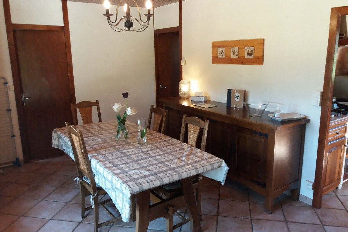 vue salle à manger vers les chambres