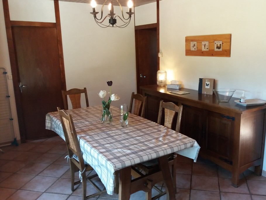 vue salle à manger vers les chambres