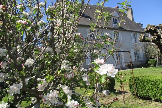 la maison vue du jardin