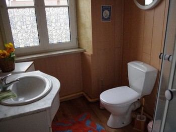 Salle de douche et toilettes privatives sont sur le palier.