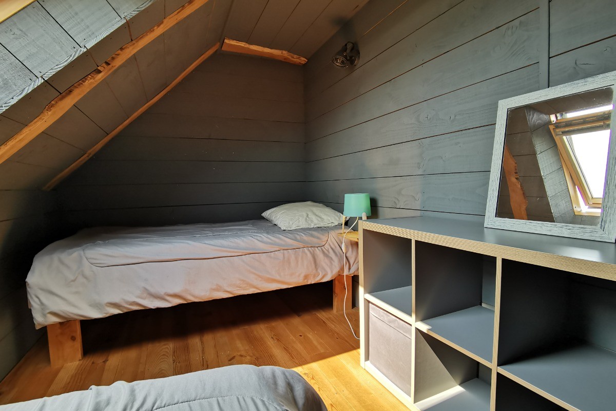 First floor: Bedroom 2 - 2 single beds