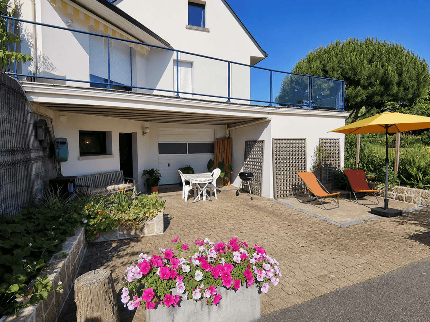 Private outdoor area belonging to the studio flat