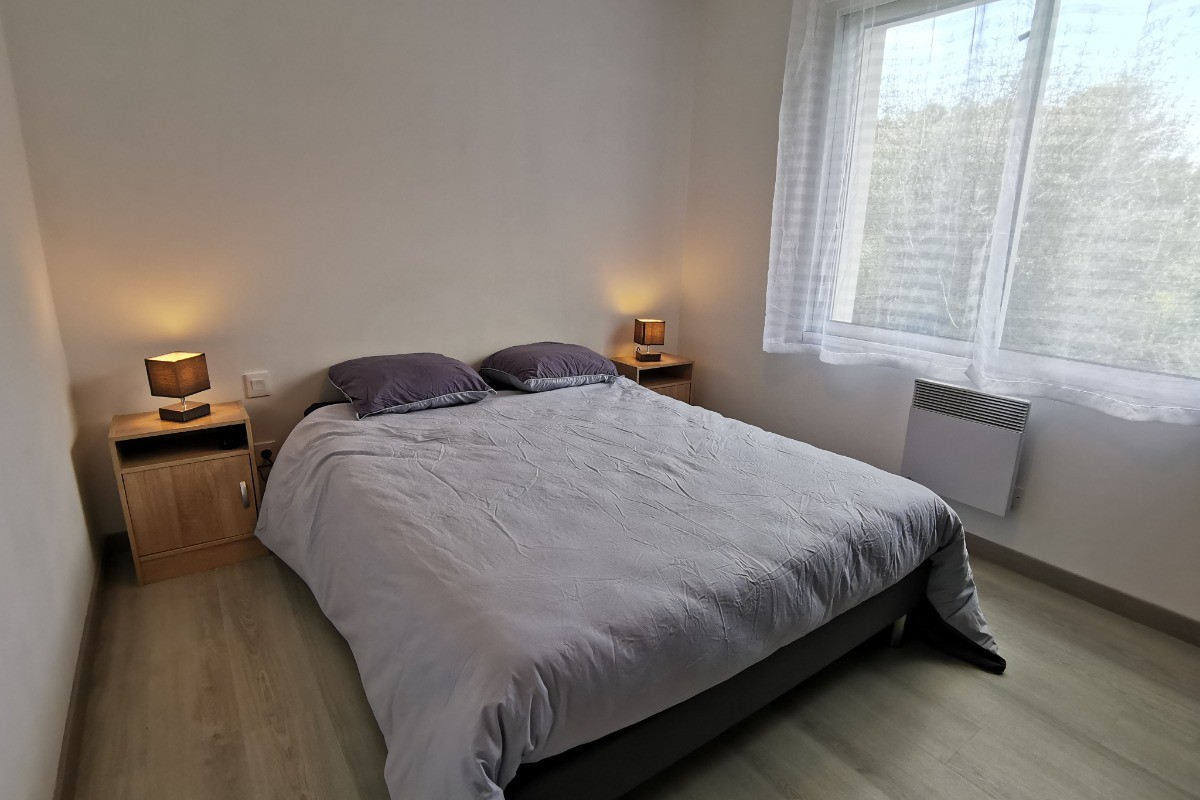 Chambre avec lit 140