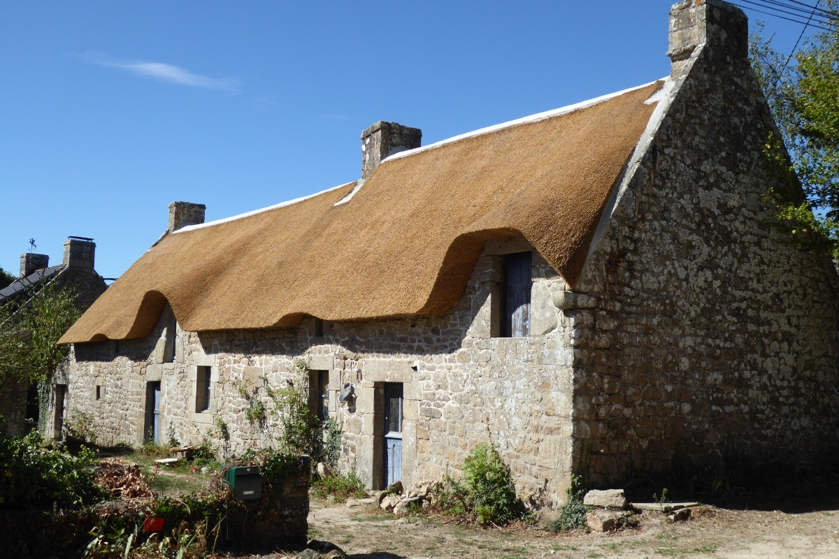a thatched cottage on the pedestrian loop at Le Quéric (La Trinité)