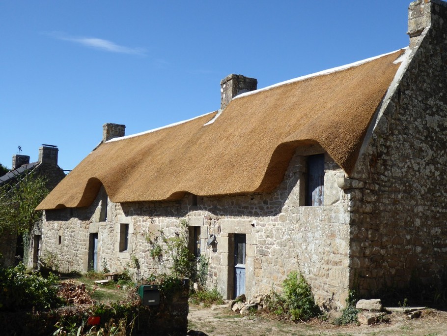 a thatched cottage on the pedestrian loop at Le Quéric (La Trinité)
