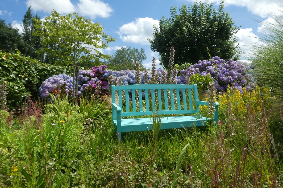 Espace fleuri devant le gîte