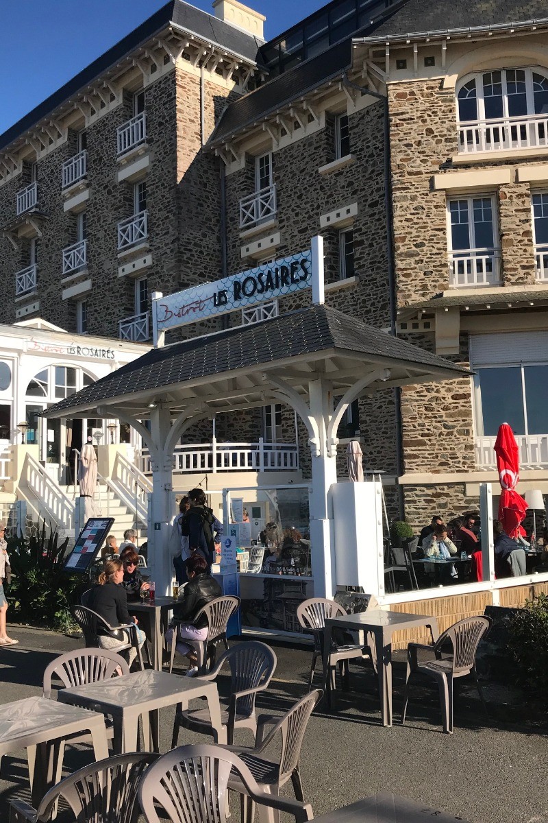 Un des restaurants sur place ...- Apt. de charme 2 pers, vue mer - Plage des Rosaires à PLERIN - COTES D'ARMOR ( BRETAGNE )