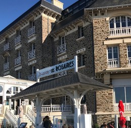 Un des restaurants sur place ...- Apt. de charme 2 pers, vue mer - Plage des Rosaires à PLERIN - COTES D'ARMOR ( BRETAGNE )