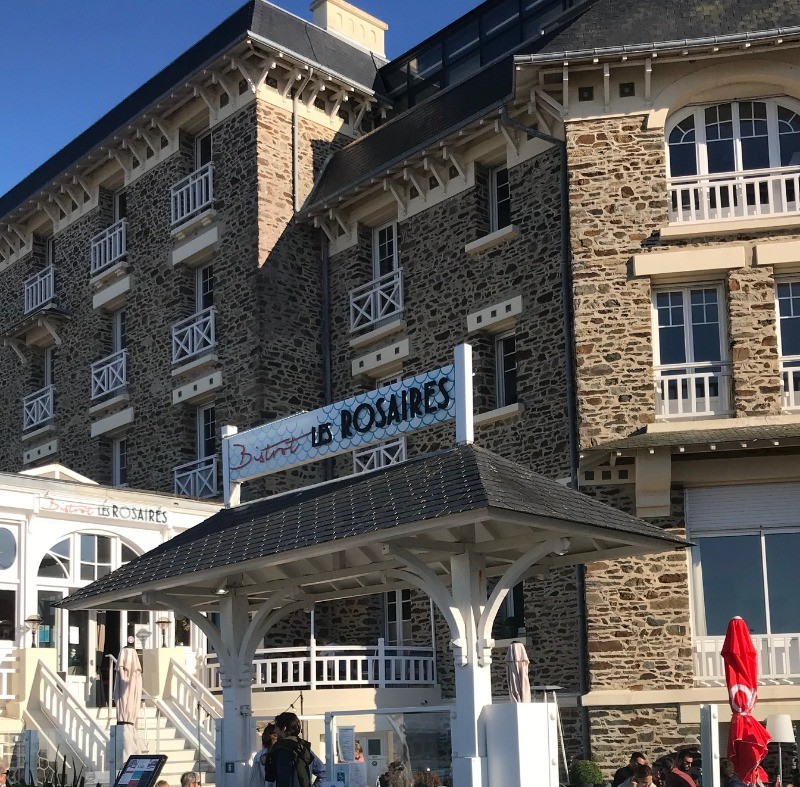 Un des restaurants sur place ...- Apt. de charme 2 pers, vue mer - Plage des Rosaires à PLERIN - COTES D'ARMOR ( BRETAGNE )