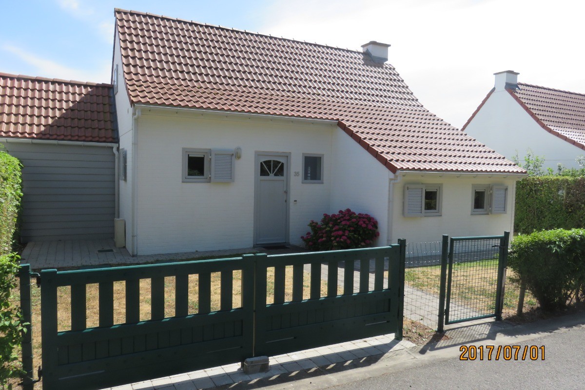 clôture devant de la maison avec emplacement voiture