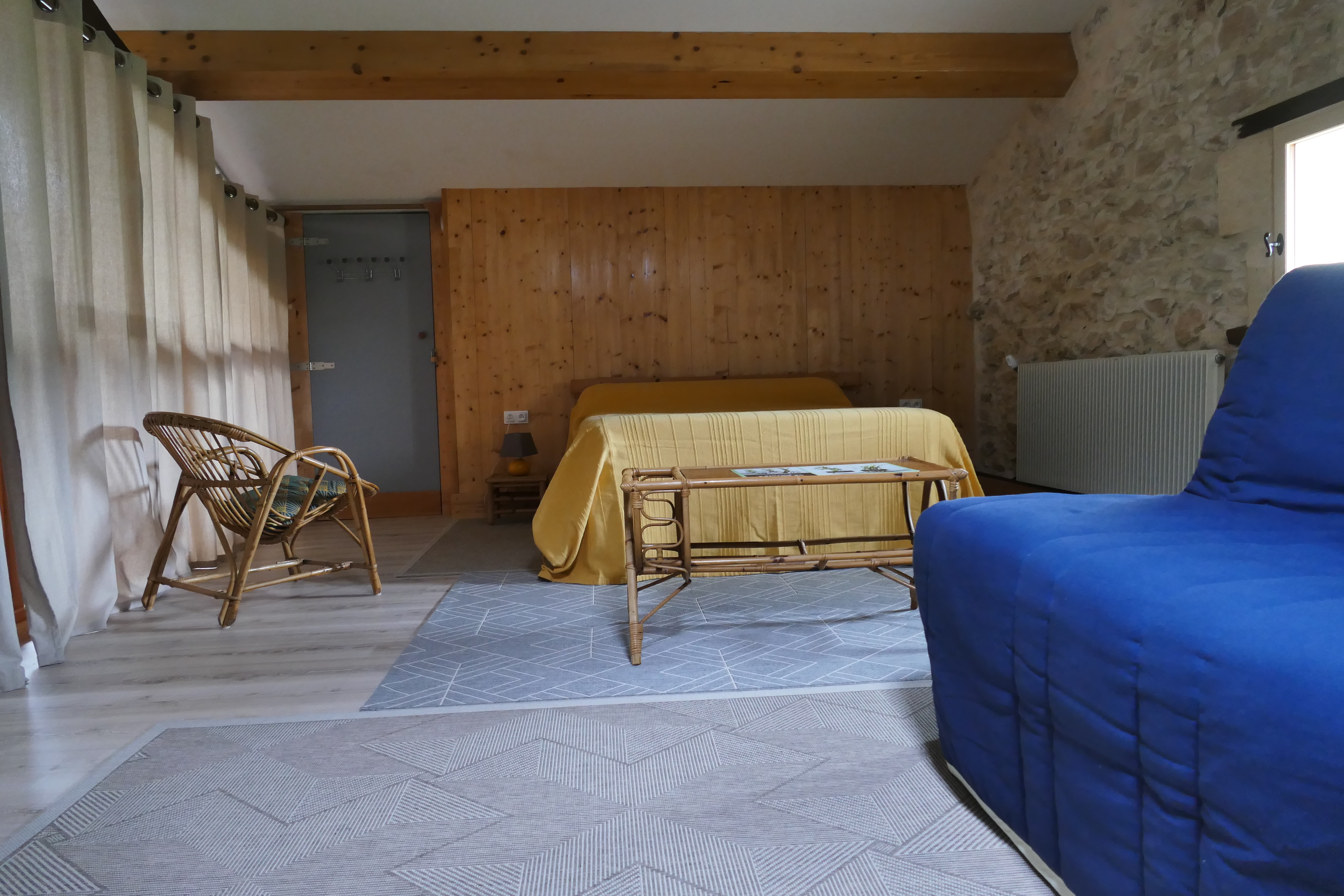 la mezzanine spacieuse et claire 