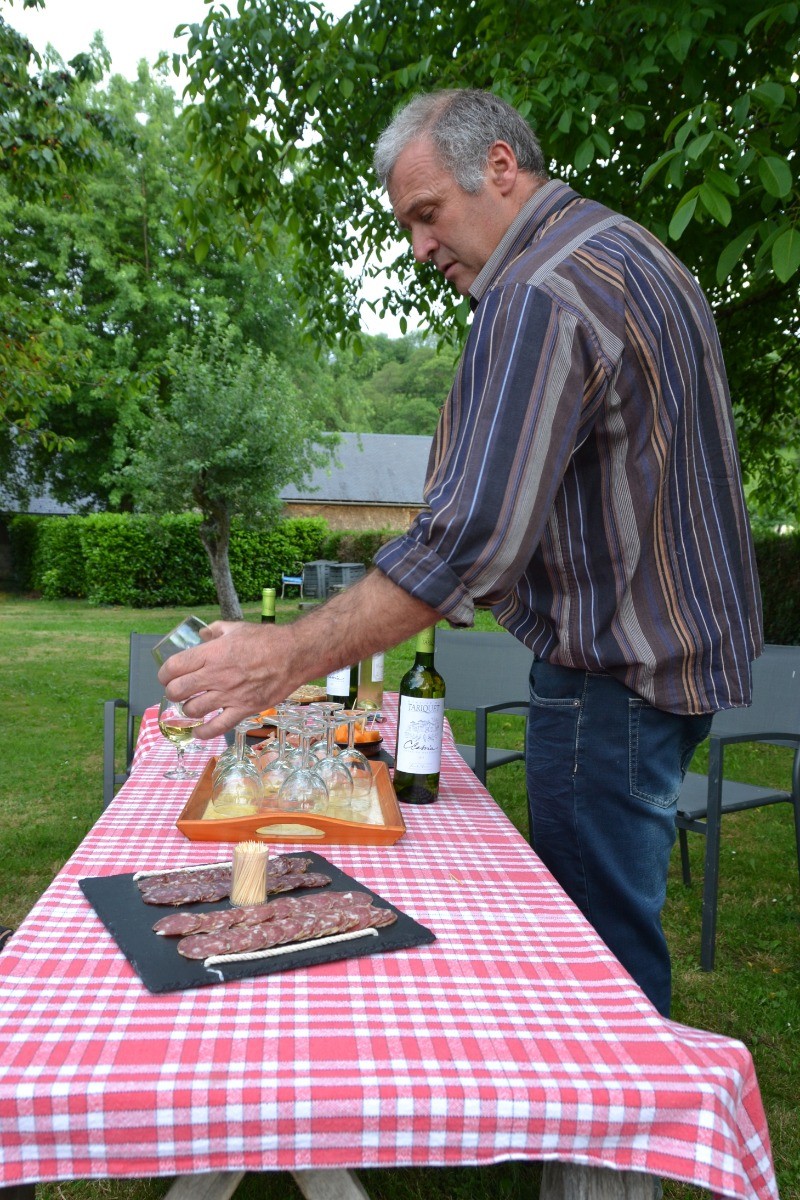 Daniel prépare l'apéritif avant le repas.