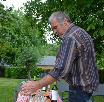 Daniel prépare l'apéritif avant le repas.