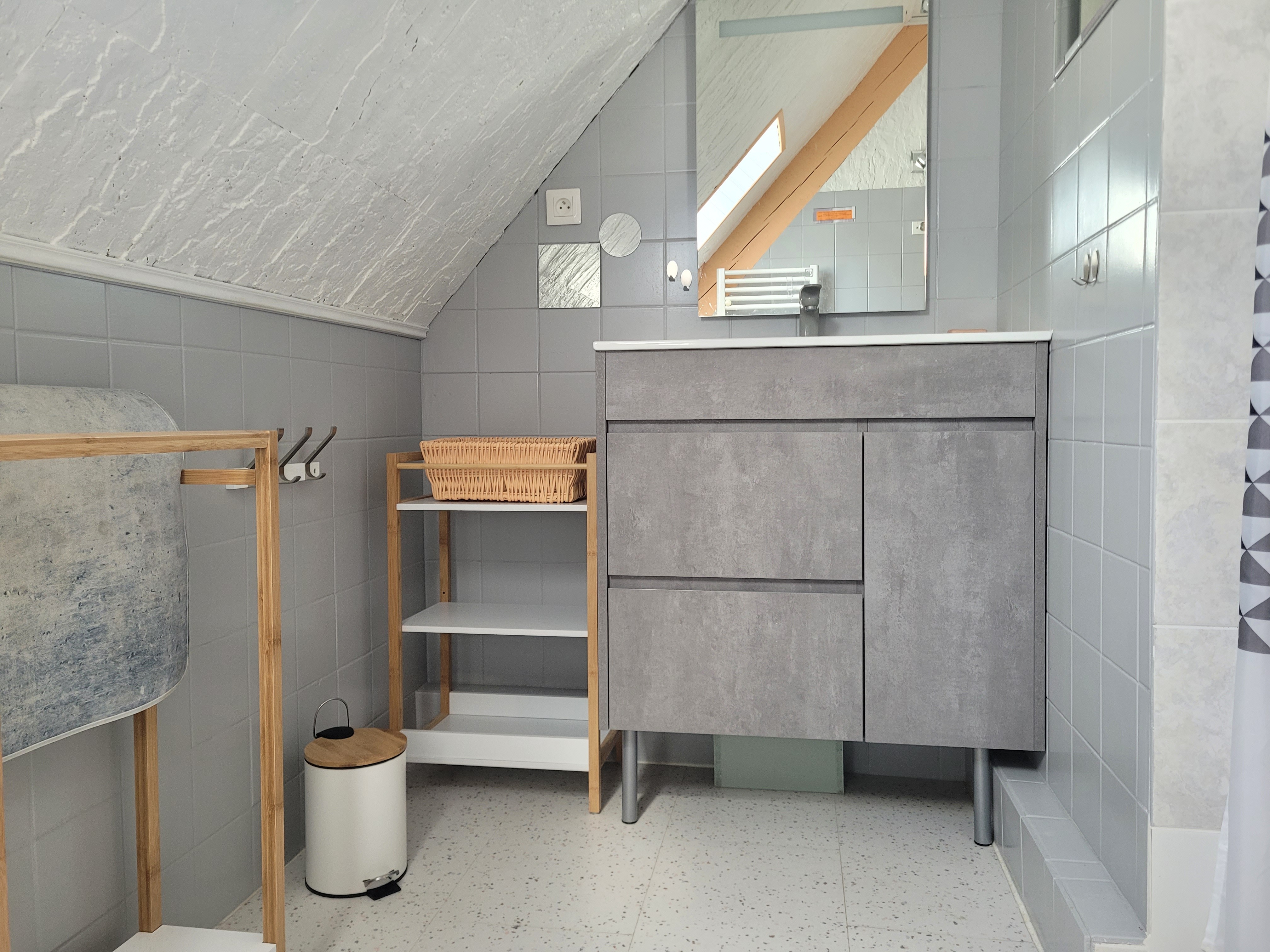 Location de vacances Paimpol, Clévacances, seconde chambre lit simple sous toit avec espace bureau