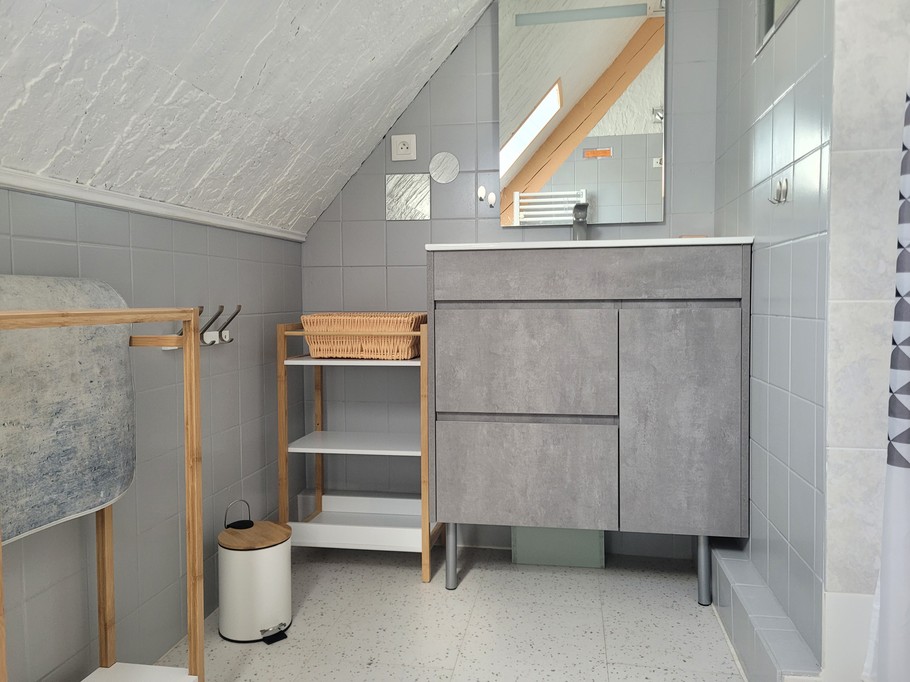 Location de vacances Paimpol, Clévacances, seconde chambre lit simple sous toit avec espace bureau