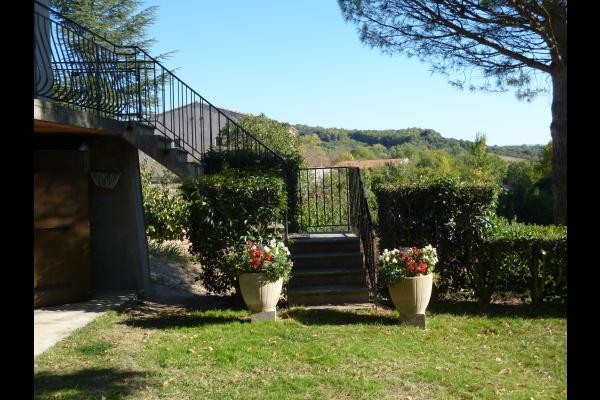 ESCALIER QUI DONNE DANS LA COUR DU GITE