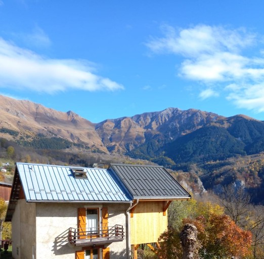 coté ouest du chalet situé à 1100 m