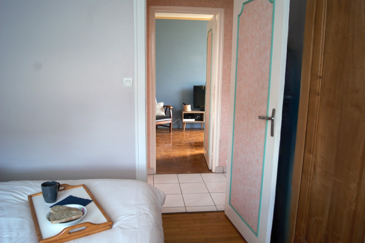 la chambre beige donne sur le couloir de distribution