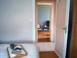 la chambre beige donne sur le couloir de distribution