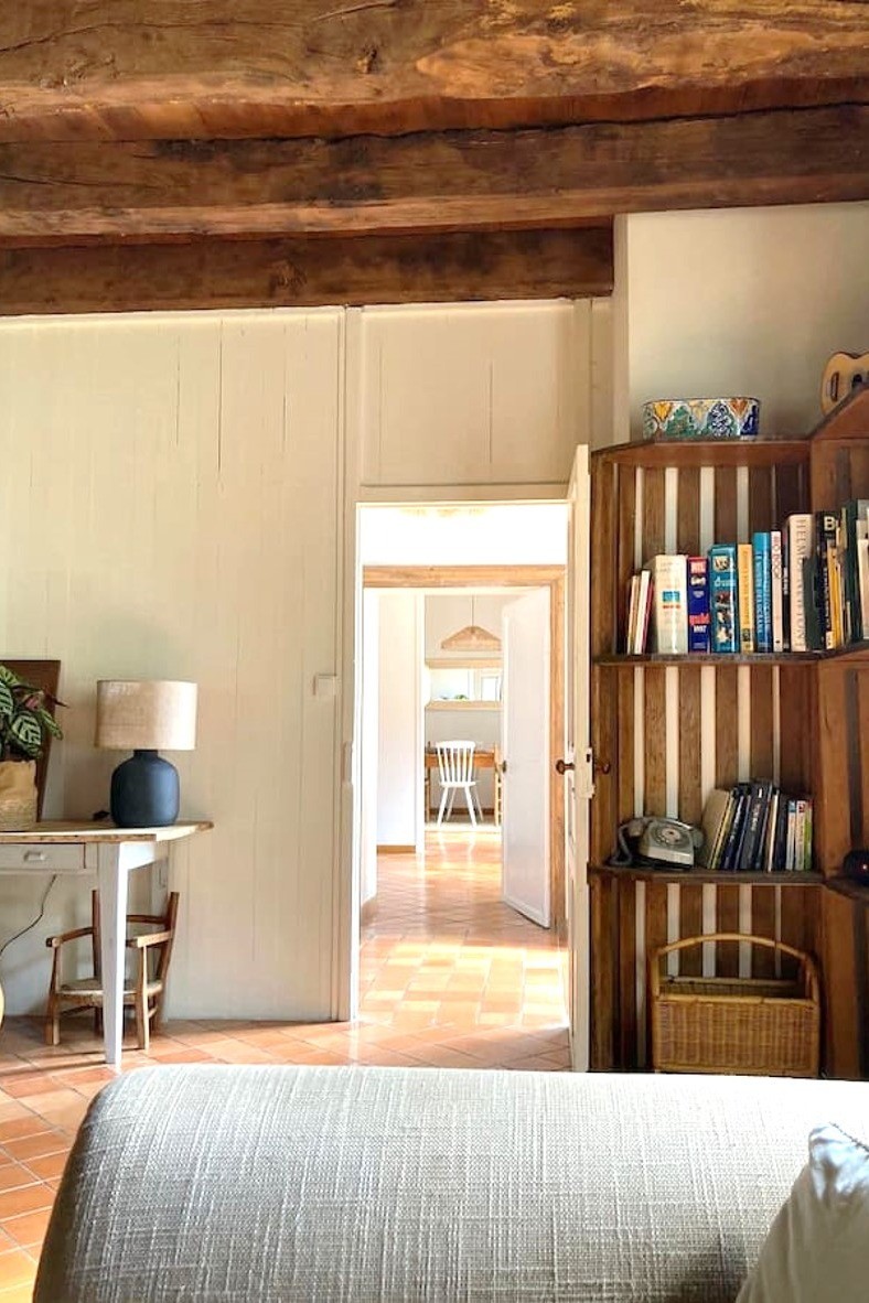 Grand salon chaleureux avec poutres apparentes et cheminée d'apparat. 
Crédits photo :  Mégane ARNAL