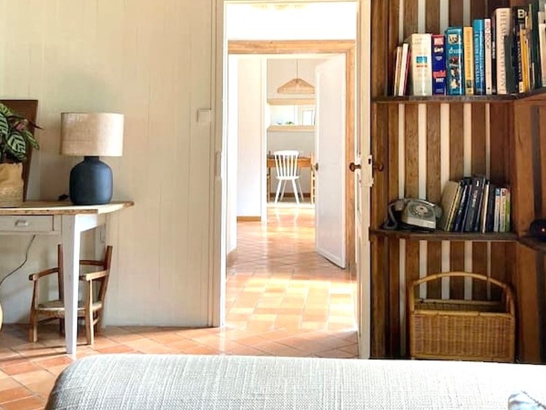 Grand salon chaleureux avec poutres apparentes et cheminée d'apparat.
Crédits photo : Mégane ARNAL