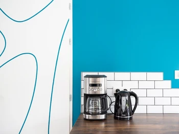 Pièce de vie avec cuisine entièrement équipée.