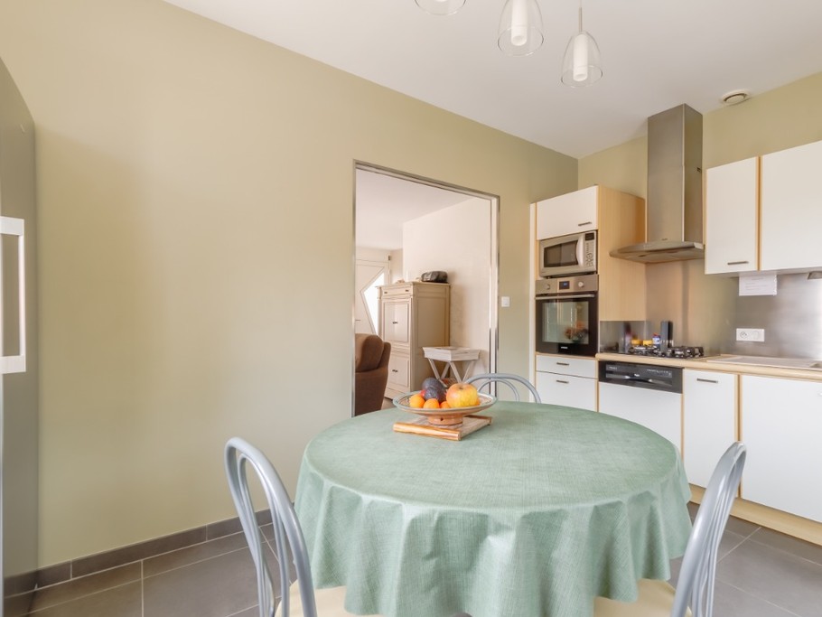 Cuisine et passage d'accès au salon séjour