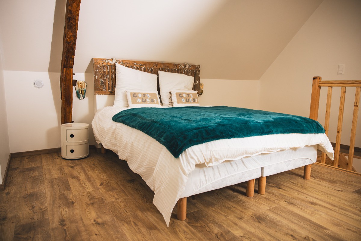 Chambre mezzanine ouverte sur salle de bain