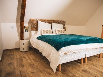 Chambre mezzanine ouverte sur salle de bain