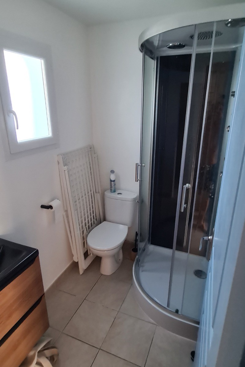 Salle d'eau avec WC au RDC