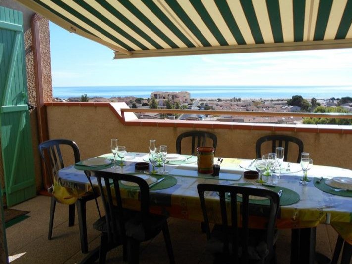Terrasse vue mer avec salon de jardin avec ses 6 cchaises