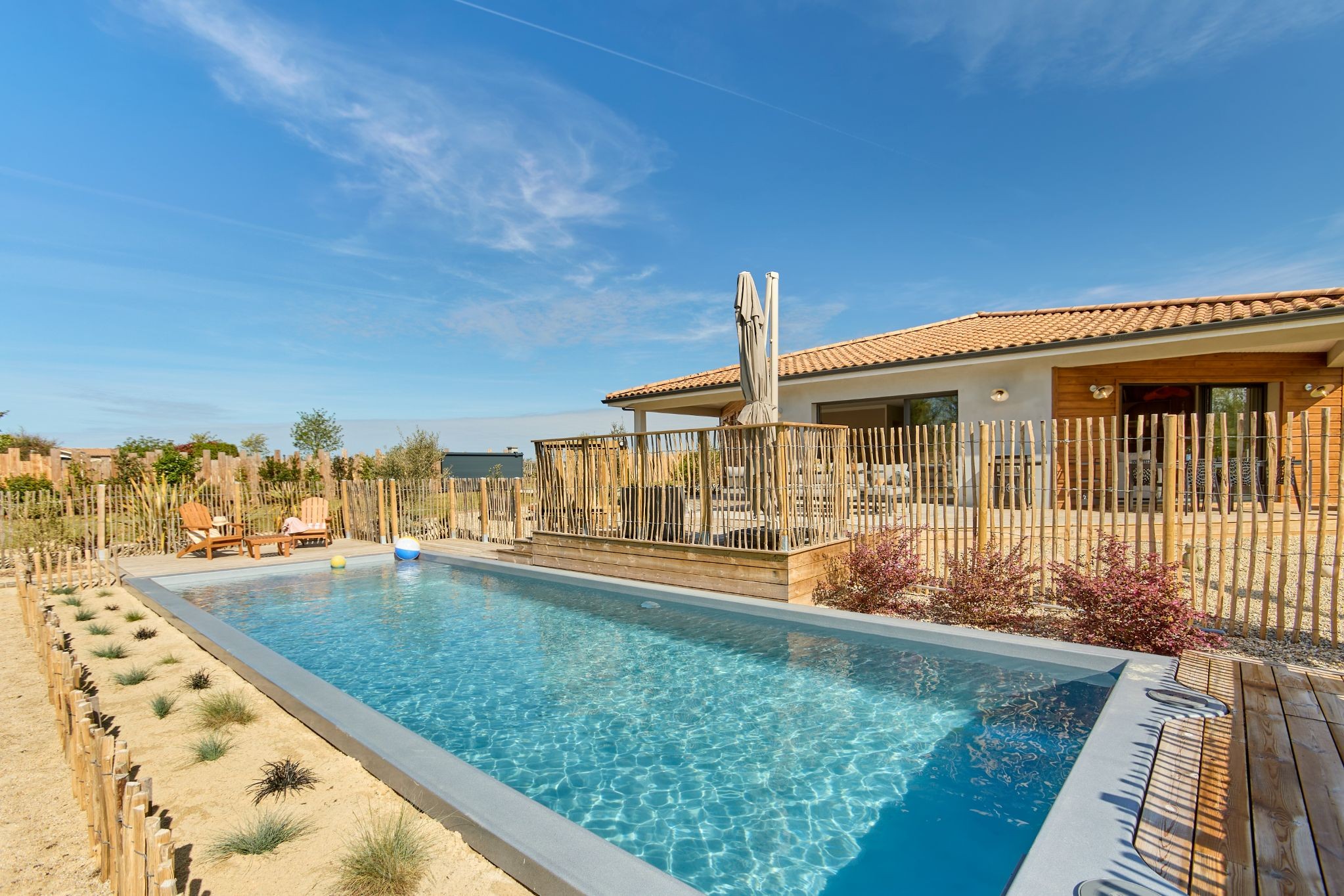 The 3-star Domaine des Sables with heated, secure swimming pool in Cérons, Gironde, surrounded by vineyards