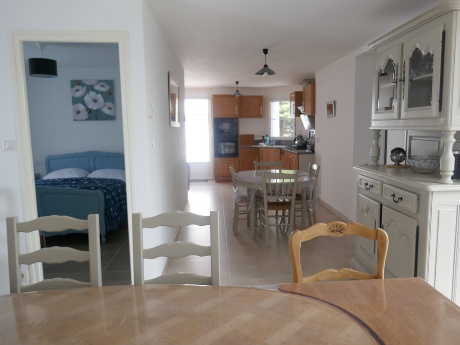 Vue d'ensemble salle à manger / cuisine